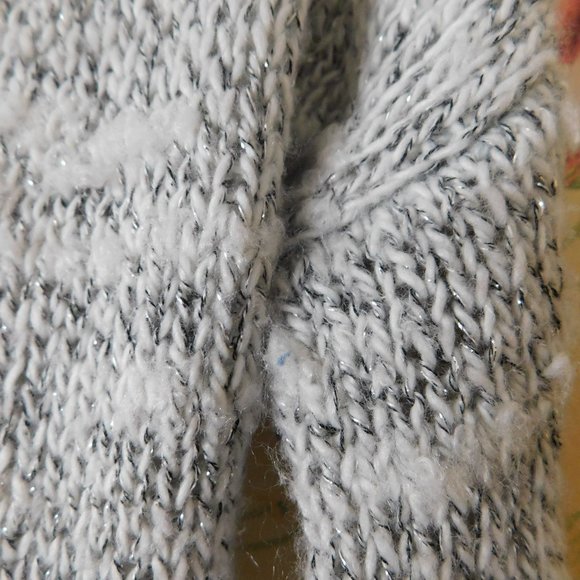 🦅  American Eagle Sparkle Silver V-Neck Sweater 🌳🍃 - Picture 10 of 13